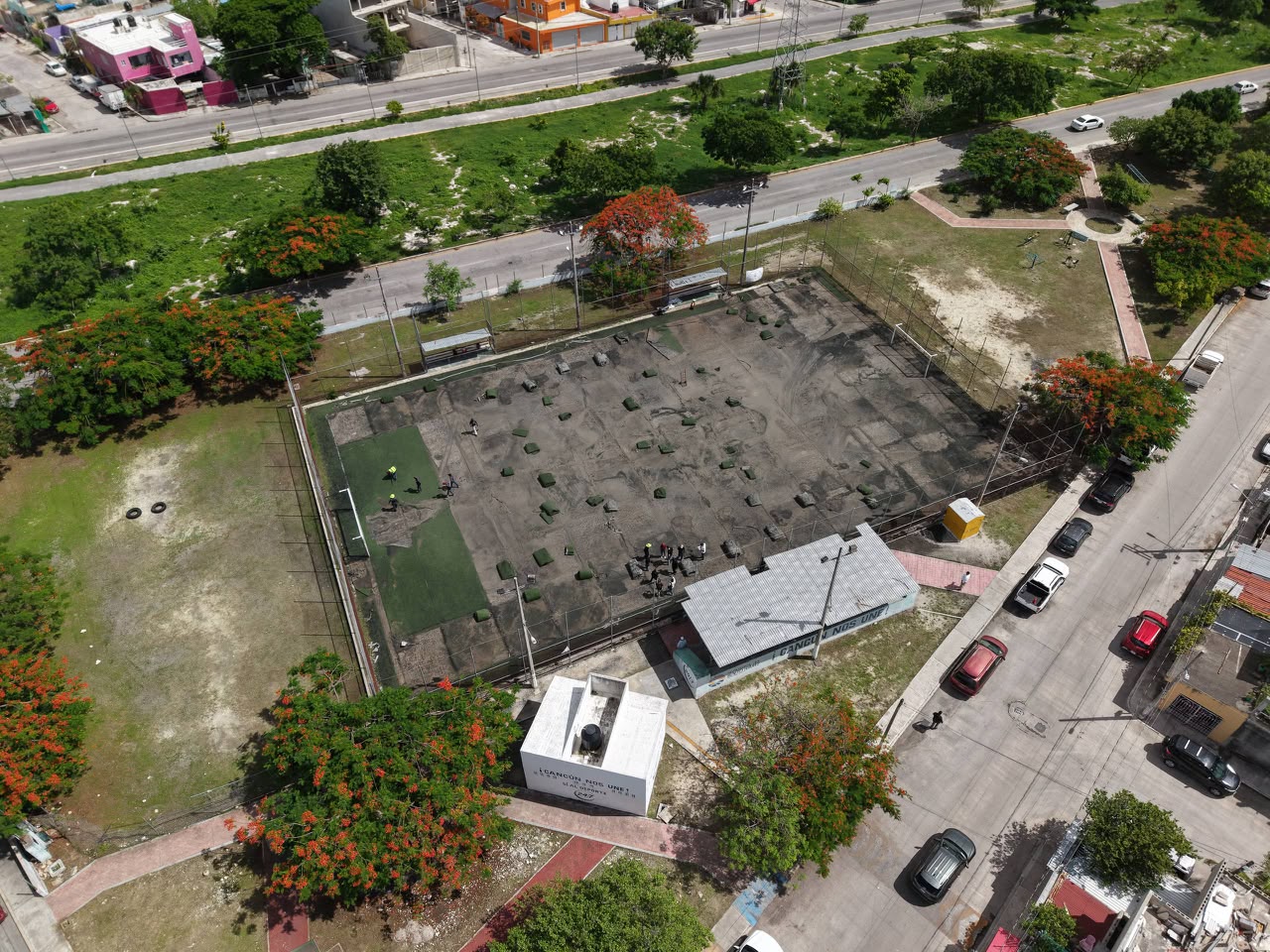 Cancún renueva pasto sintético en 10 canchas deportivas