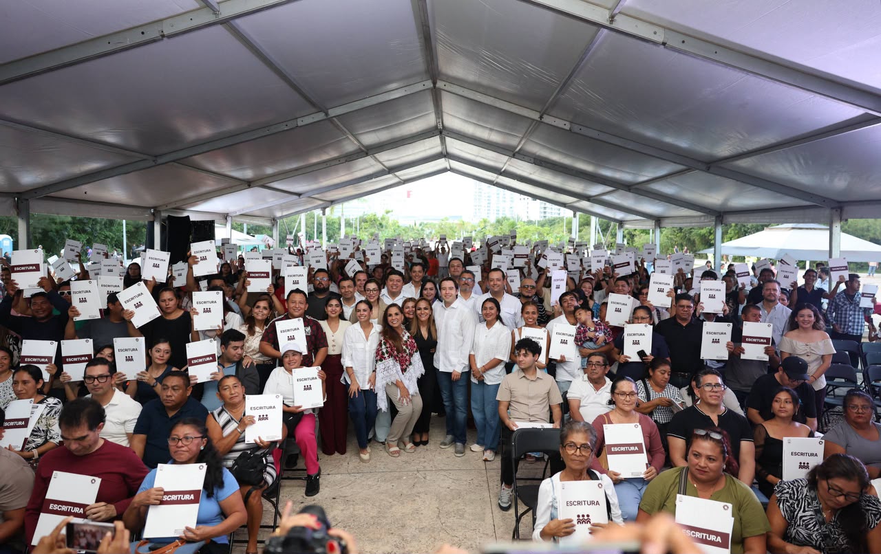 Entregan 460 escrituras a familias en Quintana Roo