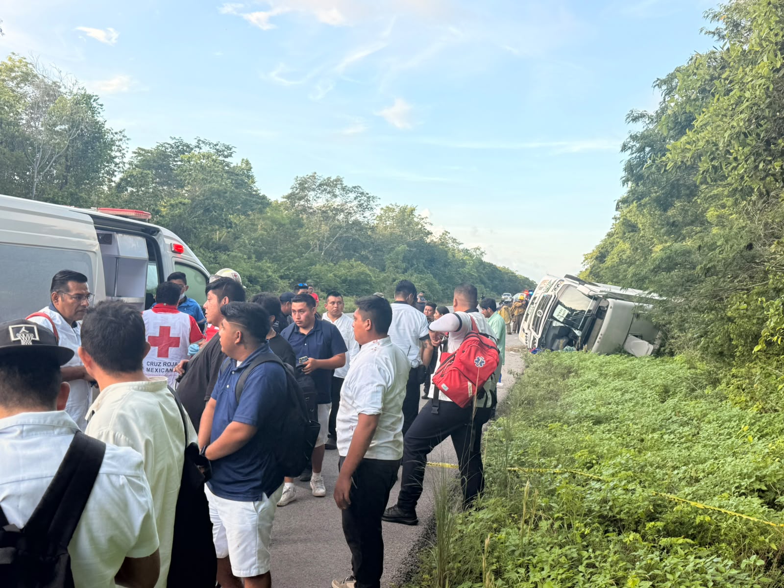 Mueren tres en volcadura de autobús cerca de aeropuerto Tulum