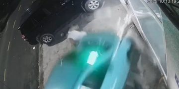 VIDEO; ¡Por segundos! Hombre se salva de taxi fuera de control