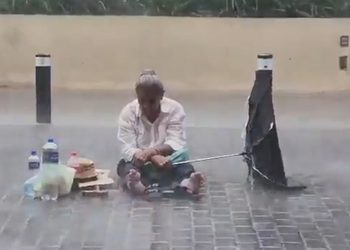 VIDEO; Mujer protesta bajo la lluvia frente al palacio de Mérida