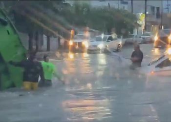 VIDEO; Recolectores de basura rescatan a conductor tras intensas lluvias
