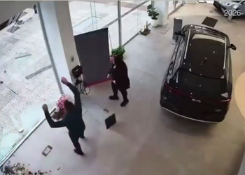 VIDEO; Cliente prueba auto eléctrico y termina destrozando una concesionaria