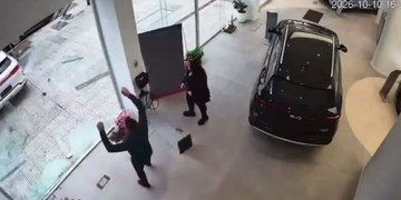 VIDEO; Cliente prueba auto eléctrico y termina destrozando una concesionaria