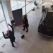 VIDEO; Cliente prueba auto eléctrico y termina destrozando una concesionaria