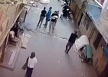 VIDEO; Hombre atrapa a niño en el aire y le salva la vida