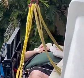 VIDEO; Hombre de 272 kilos es rescatado con grúa en Florida