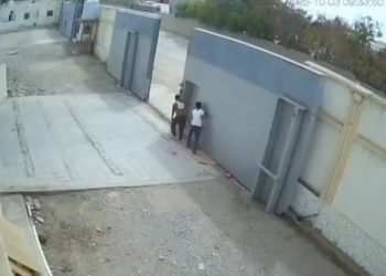 VIDEO; Trabajador muere aplastado por enorme portón en Yemen