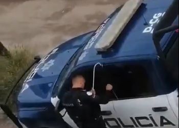 VIDEO; ¡Se quedó fuera! Policía olvida las llaves y forcejea con su patrulla