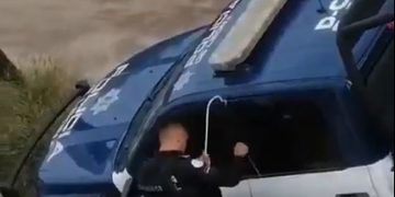 VIDEO; ¡Se quedó fuera! Policía olvida las llaves y forcejea con su patrulla