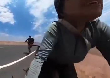 VIDEO; Turista escapa de un hombre con machete en Kenia