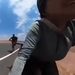 VIDEO; Turista escapa de un hombre con machete en Kenia