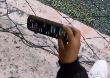 VIDEO; Mujer finge grabar y le revisa celular a su novio en pleno partido