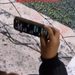 VIDEO; Mujer finge grabar y le revisa celular a su novio en pleno partido