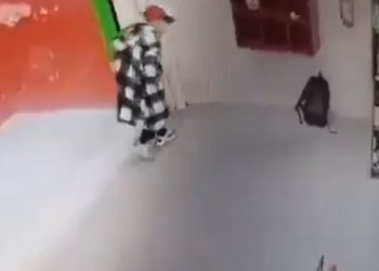 VIDEO; Graban a niño a robando una mochila  y sus padres lo acompañaban
