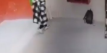 VIDEO; Graban a niño a robando una mochila  y sus padres lo acompañaban