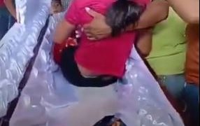VIDEO; Joven de Guatemala despierta durante su propio velorio ¿qué pasó?