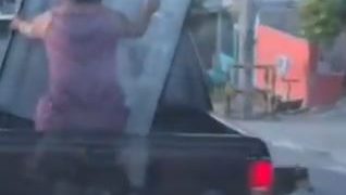 VIDEO; ¡Adiós al refri! Refrigerador cae de camioneta en plena vuelta