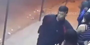 VIDEO; Asalto en parada de autobús termina con ladrón infartado