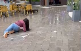 VIDEO; Joven es golpeada por columpio en centro comercial