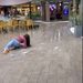 VIDEO; Joven es golpeada por columpio en centro comercial