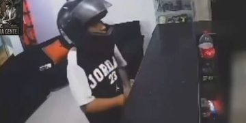 VIDEO; Intento asaltar un hotel y la recepcionista lo ahuyento a tiros