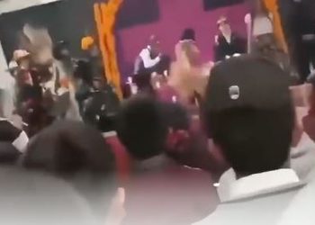 VIDEO; Disfraz de estudiante se incendia en secundaria de Hidalgo
