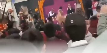 VIDEO; Disfraz de estudiante se incendia en secundaria de Hidalgo