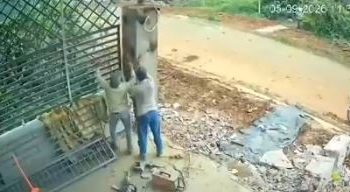 VIDEO; Trabajador muere aplastado por pilar al instalar reja