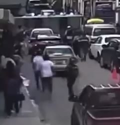 VIDEO: Camión con recien graduados vuelca en pleno festejo