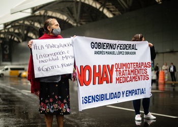 AMLO presumió dejar resuelto el desabasto médico… pero Sheinbaum confiesa que los héroes del Covid siguen sin prestaciones ni insumos
