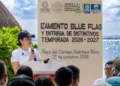 Estefanía Mercado encabeza el izamiento Blue Flag y la entrega de distintivos.