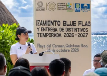 Estefanía Mercado encabeza el izamiento Blue Flag y la entrega de distintivos.
