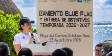 Estefanía Mercado encabeza el izamiento Blue Flag y la entrega de distintivos.