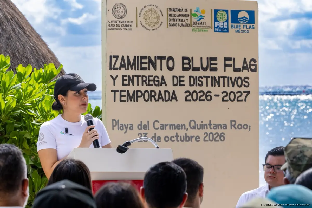 Estefanía Mercado encabeza el izamiento Blue Flag y la entrega de distintivos.