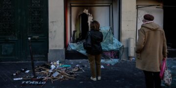 Embajada de México en Francia advierte riesgo de robos y saqueos durante nuevas protestas