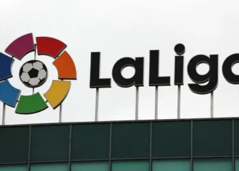El logotipo de LaLiga, con un balón en el centro y segmentos de colores, sobre la fachada de un edificio.
