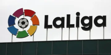 El logotipo de LaLiga, con un balón en el centro y segmentos de colores, sobre la fachada de un edificio.