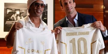 Ronaldinho volverá a jugar un partido oficial después de 11 años: confirman fecha de su regreso a los 46 años