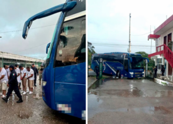 Imagen compuesta con dos fotos: a la izquierda, varios hombres vestidos con playera blanca y pantalón beige esperan junto a un autobús azul mientras un agente camina delante; a la derecha, un autobús azul está estacionado frente a un edificio con escalera roja.
