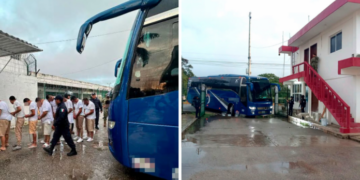 Imagen compuesta con dos fotos: a la izquierda, varios hombres vestidos con playera blanca y pantalón beige esperan junto a un autobús azul mientras un agente camina delante; a la derecha, un autobús azul está estacionado frente a un edificio con escalera roja.