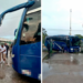 Imagen compuesta con dos fotos: a la izquierda, varios hombres vestidos con playera blanca y pantalón beige esperan junto a un autobús azul mientras un agente camina delante; a la derecha, un autobús azul está estacionado frente a un edificio con escalera roja.