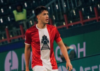 César Montes en acción durante un juego del Lokomotiv Moscú.