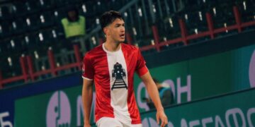 César Montes en acción durante un juego del Lokomotiv Moscú.