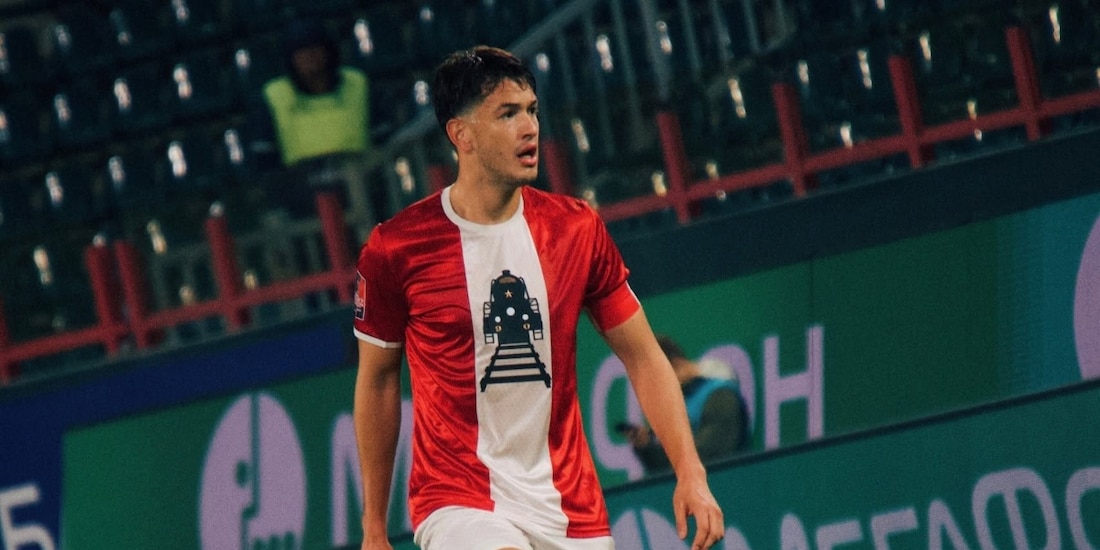César Montes en acción durante un juego del Lokomotiv Moscú.