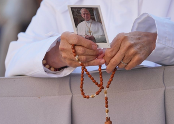 Sheinbaum envía “abrazo solidario” al papa León XIV tras su cirugía por cáncer de pulmón