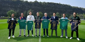 Rafael Márquez, director técnico de la selección mexicana, visitó el entrenamiento de Pumas para evaluar al plantel de Esteban Solari. Foto: Redes Selección Nacional